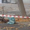 Ein zerstörtes Fahrrad liegt auf der Bundesallee in Berlin-Wilmersdorf. Drei Tage nach dem Unfall mit einem Betonmischer in Berlin ist die lebensgefährlich verletzte Radfahrerin gestorben.  

