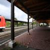 Die alte Dachkonstruktion am Westheimer Bahnhof wird abgerissen.