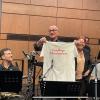 Zum Bühnenjubiläum schenkten die "Bürger für Friedberg" dem Saxofonisten und Klarinettisten Norbert Nagel ein Musiksommer-Shirt.