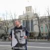Ein Aktivist steht mit einem Plakat von Kremlkritiker Alexej Nawalny vor der russischen Botschaft in Berlin und protestiert.