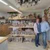Elli und Xaver Mayr freuen sich über den Besuch ihrer Kunden im eigenen Geschäft in Holzburg.