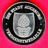 Die Verdienstmedaille der Stadt Augsburg trägt eine große Zirbelnuss.