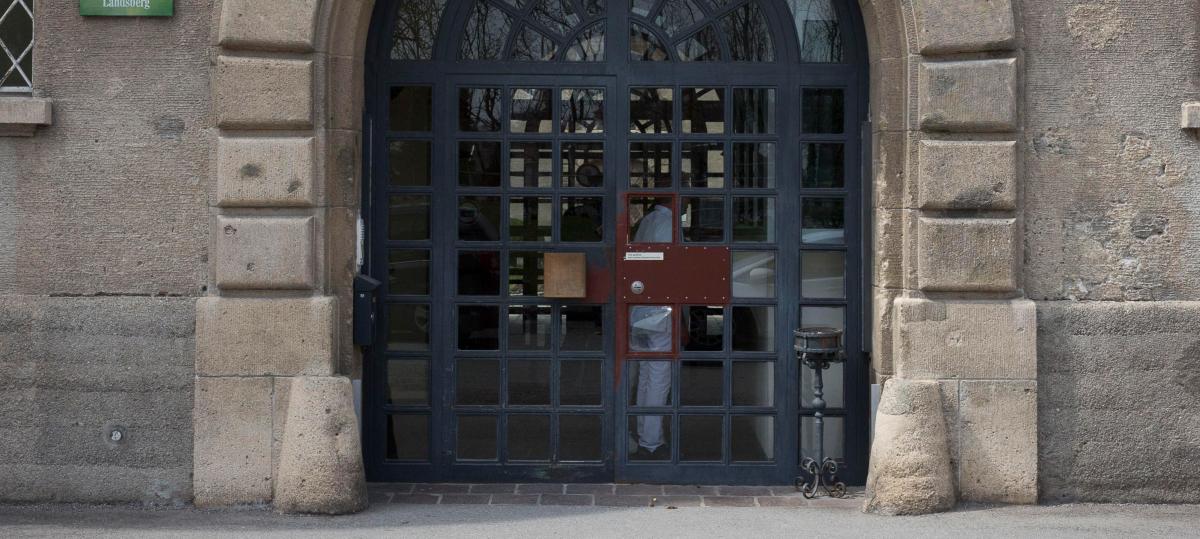 Erpressung, Körperverletzung und Bedrohung: 22-jähriger Häftling vor Gericht