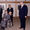 Nach einem Attentat 1990 sitzt der CDU-Politiker im Rollstuhl. Auf diesem Bild ist zu sehen, wie er nach dem Attentat zum ersten Mal im Rollstuhl zur Kabinettsitzung kommt.