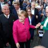 Angela Merkel (CDU) besuchte am Freitag Ulm. Sie sprach vor etwa 3000 bis 4000 Besuchern auf dem Münsterplatz (links neben ihr Thomas Strobl, rechts hinter ihr Ronja Kemmer). 