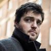 Tom Burke spielt den Privatdetektiv Cormoran Strike. 