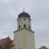 Der Kirchturm von Sankt Alban in Amerbach.  	