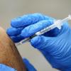 Ein Mann lässt sich in Southfield in Ohio gegen das Coronavirus impfen.