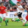 Mit einem Elfmeter hat Lukas Podolski (Mitte) Deutschland im Testspiel gegen Ungarn in der 5. Minute in Führung geschossen.