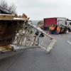 Der Anhänger eines Lastwagens kippte um und eine geladene Baumaschine fiel auf die Fahrbahn. 