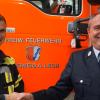 Langweids Feuerwehrkommandant Markus Kopold (rechts) gratuliert Jugendwart Thomas Hörmann zum höchsten Leistungsabzeichen der Stufe Gold/Rot. 