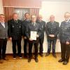 Franz Veit (Mitte) wird für sein 40-jähriges Engagement in der Freiwilligen Feuerwehr Hagenried mit einer Urkunde geehrt.