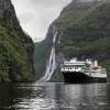 Die Havila Castor, das Schwesterschiff der Capella, wird auch weiterhin mit seinen Elektromotoren die sensiblen Fjordgebiete rund um Geiranger befahren dürfen.
