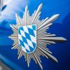In Lautrach im Unterallgäu hat ein Familienstreit zwei Verletzte gefordert. Ein 18-Jähriger geriet derart in Rage, dass er einen älteren Mann und einen Polizisten schlug.