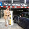 Das Parkhaus am Hallenbad ist nun geöffnet. Oberbürgermeister Bernhard Gmehling sieht sich den Testlauf von Andreas Bichler an. 