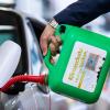 «Klimaschutz könnte man Tanken - E-Fuels for Future»: Ein Auto wird mit einem Kanister mit E-Fuel betankt.