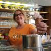 Grit Höfer-Hajdari betreibt seit 2010 das Aichacher Eiscafé Milano. Viele Familien müssten aufgrund der allgemein gestiegenen Preise sparen, auch beim Eis, sagt sie. 