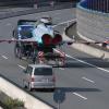 Ein Eurofighter der Bundeswehr fährt über die Autobahn 9 bei Bad Lobenstein. Das beschädigte Flugzeug wird zu einer Airbus Werkstatt nach Manching transportiert.