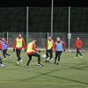 Trainingsauftakt: mit Mützen und Handschuhen kämpfen die Regionalligafußballer des TSV Rain auf Kunstrasen um den Ball.