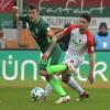 Rani Khedira trifft für den FC Augsburg beim Spiel gegen Werder Bremen.