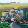 Rita Miehle hat in ihrem Garten ein Gartenbild im Stil von Hundertwasser gemalt und zur Schau gestellt.