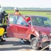 Die Karlshulder Feuerwehr barg gestern nach einem Verkehrsunfall eine 21-Jährige, die in ihrem Fahrzeug eingeklemmt war, aus ihrem demolierten Auto.  
