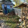 Die Kita Naseweis in Baldingen konnte zum dritten Mal mit ihren Öko-Projekten punkten. Franziska Deubler zeigt das Igelhaus und das große Insektenhotel, auf das die Kinder mit Recht stolz sind. 