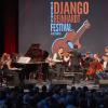 Erstmals bei einem Django Reinhardt Festival trat ein Sinfonieorchester auf. Das Mozartstädter Jugend-Sinfonieorchester unter Ulrich Graba begleitete Solist Sandro Roy.