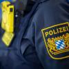 Am Mittwoch durchsuchten Polizisten mehrere Gebäude in Bayern. Angehörigen der "Reichsbürger"-Szene wird die Bildung einer terroristischen Vereinigung vorgeworfen.