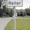 An der Kreuzung Fohlenhofstraße mit Waldstraße/Grenzweg signalisiert dieses Schild „Achtung, Reiter!“. Der Bauausschuss genehmigte hier zwei neue Reithallen. 