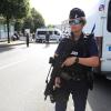 Polizist vor dem Stade de France: Auch in Frankreich herrschen nach den Anschlägen strenge Sicherheitsvorkehrungen.