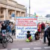 Teilnehmer einer Kundgebung der Initiative „Wir sind Viele“ demonstrieren vor dem Brandenburger Tor.