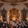 Der Innenraum der Pfarrkirche St. Nikolaus Deisenhofen bietet ein herrliches Bild. Erst recht mit vielen Gläubigen beim Festgottesdienst mit Monsignore Gottfried Fellner (am Altar), Pfarrer Martin Jung und Stadtpfarrer Daniel Ertl (rechts). 