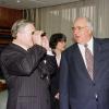 Mit den Worten: "Damit sie besser sehen, woher ihre politischen Gegner kommen", überreichte Kanzler Helmut Kohl 1997 dem neuseeländischen Premierminister Jim Bolger ein Fernglas.