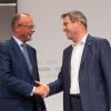 Betont gute Beziehung: CDU-Chef Friedrich Merz (links) und CSU-Chef Markus Söder reichen sich beim CDU-Parteitag die Hand.