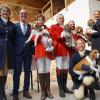 Landrat Klaus Metzger (Zweiter von links) übernahm beim Schleppjagdverein von Bayern die Patenschaft für fünf Foxhounds, den L-Wurf. Mit im Bild Sissi Veit-Wiedemann (links) und weitere Mitglieder des Schleppjagdvereins. 	 Foto: Erich Echter