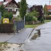 Ein neuer Gehweg entlang der Kapellenstraße in Hairenbuch soll die Sicherheit für Fußgänger, insbesondere der Schulkinder, gewährleisten. Unser Bild zeigt den Bereich für die Anlage des Gehweges.  	
