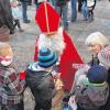 Der Nikolaus kümmerte sich liebevoll um die Kinder auf dem Stadtberger Weihnachtsmarkt.  