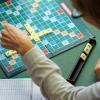 Schon seit vielen Jahren werden beim "Scrabble" Buchstabensteine aneinandergelegt. Nun gibt es das Spiel auch auf bairisch.