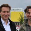 Ludwig Hartmann (links), Fraktionsvorsitzender der Grünen im Landtag, sowie Franz Bossek, Bundestagskandidat der Grünen, kritisieren den Flächenverbrauch in Bayern – so wie hier beim Amazon Logistikzentrum in Graben.