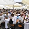 Eine Friedenstafel wird am Sonntag zum Neu-Ulmer Kirchentag auf dem Petrusplatz stehen, ähnlich wie hier beim Friedensfest in Augsburg.  	