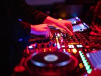 Verschiedene DJs werden am Samstag für Stimmung bei der Vollmondparty in Aislingen sorgen.
