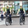 Seit mehreren Monaten ist die Polizei mit Fahrradstreifen in Neu-Ulm unterwegs. Die Beamten begegnen Radlern damit auf Augenhöhe und kommen schnell mit den Bürgern ins Gespräch. 