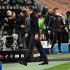 Herthas Trainer Tayfun Korkut geht nach dem Spiel gegen Borussia Mönchengladbach enttäuscht vom Platz. Jetzt gab der Club bekannt, dass Korkut den Trainerposten räumen muss.