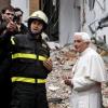 Papst Benedikt besucht das Erdbebengebiet
