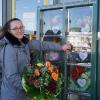 Am Blumenautomaten von Vera Junger - hier in Aichach - können Kunden ab Samstag auch in Friedberg Sträuße kaufen. 