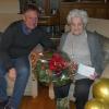 Maria Wegele aus Fünfstetten hat ihren 100. Geburtstag gefeiert. Zu den Gratulanten gehörte Bürgermeister Josef Bickelbacher.