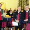 Jürgen Weber (von links) überreichte Rüdiger Hälbig die Diamantene Anstecknadel des Allgäu-Schwäbischen Musikbundes, nachdem der Leiter der Stadtkapelle, Frank Xaver Holzhauser, bereits gratuliert und Petra Burat als Vereinsvorsitzende die Goldene Ehrennadel der Stadtkapelle Bobingen überreicht hatte. 