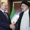 Eine Szene mit Symbolik: Der russische Präsident Wladimir Putin reicht dem iranischen Präsidenten Raisi die Hand.  