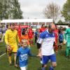 Hans Sedlmeir und Torwart Daniel Koller führen das Team der Platzherren zur Partie gegen den FC Bayern aufs Spielfeld. 